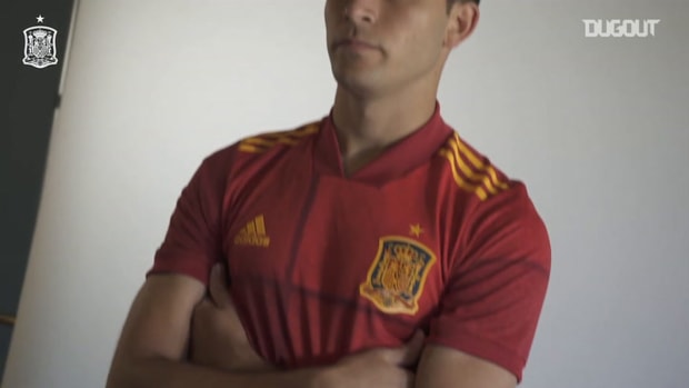 Spanish debutants get their pictures taken